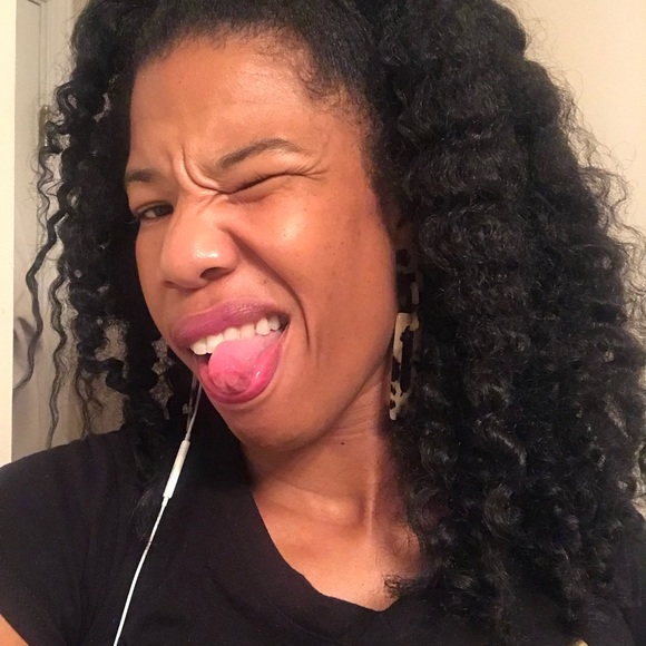 MEET YOUR POSHER - Picture 6 of 8